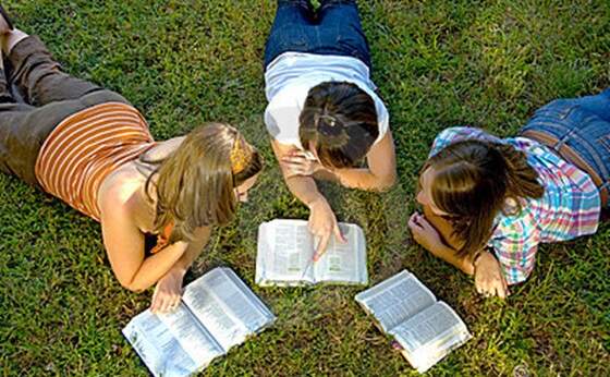 lendo a biblia em grupo